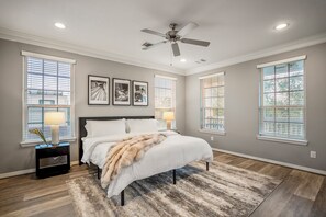 2 bedrooms, iron/ironing board, WiFi - Vintage Hollywood Theater House in East Downtown (Houston)