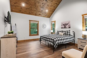 2 makuuhuonetta, työpöytä, Wi-Fi, vuodevaatteet