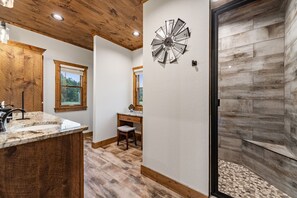 Suihku, hiustenkuivaaja, pyyhkeet