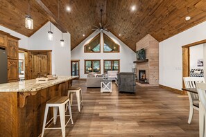 TV connectée, cheminée, livres