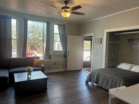 1 bedroom, iron/ironing board, WiFi, bed sheets. Quaint Downtown Studio