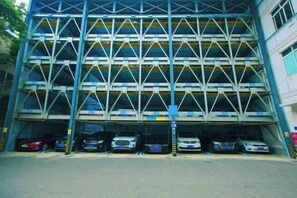 Un aparcamiento de varios niveles con varios coches estacionados.