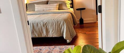 1 bedroom, desk, WiFi, bed sheets