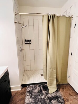 Towels, soap, shampoo, toilet paper - Midcentury Unit Downtown Des Moines near Wells Fargo (Des Moines)