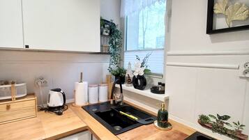 Geladeira, micro-ondas, cooktop, chaleira elétrica