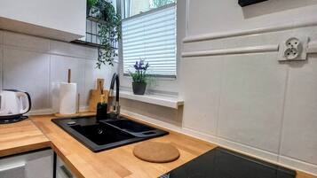 Réfrigérateur, micro-ondes, plaque de cuisson, bouilloire électrique