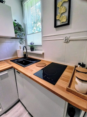 Geladeira, micro-ondas, cooktop, chaleira elétrica