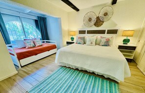 3 habitaciones, tabla de planchar con plancha y cuna de viaje