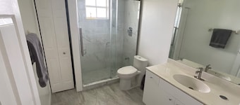 Spacious 4-bedroom house in peaceful Lehigh Acres with WiFi, AC. Newly remodeled
