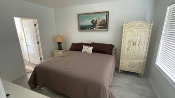 4 bedrooms, iron/ironing board, WiFi, bed sheets