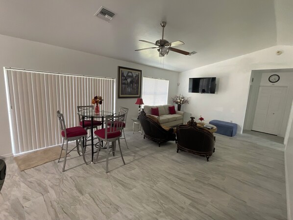 Dining - Spacious 4-bedroom house in peaceful Lehigh Acres with WiFi, AC. Newly remodeled (Lehigh Acres)