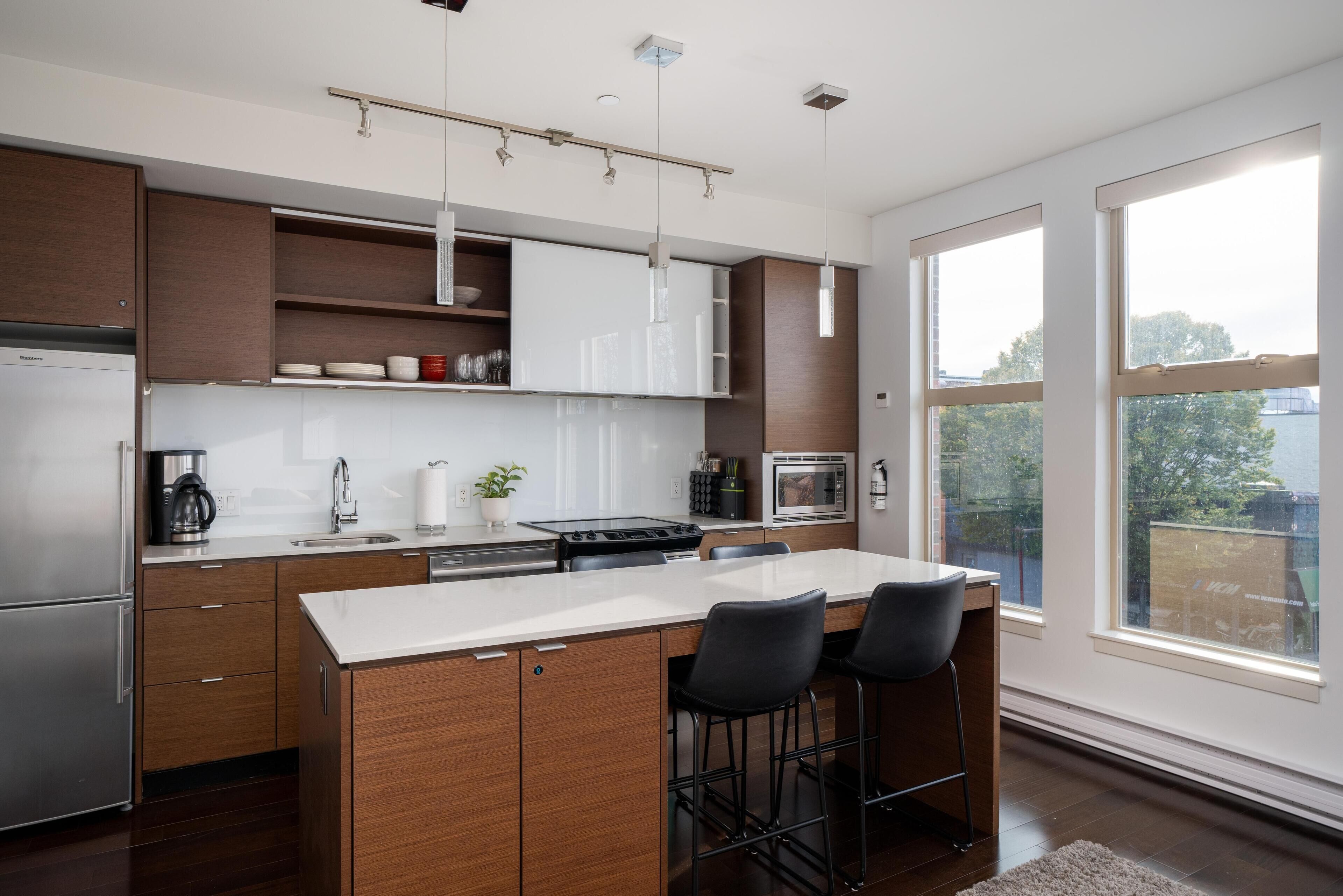 Coffee/tea maker, fridge, microwave, oven