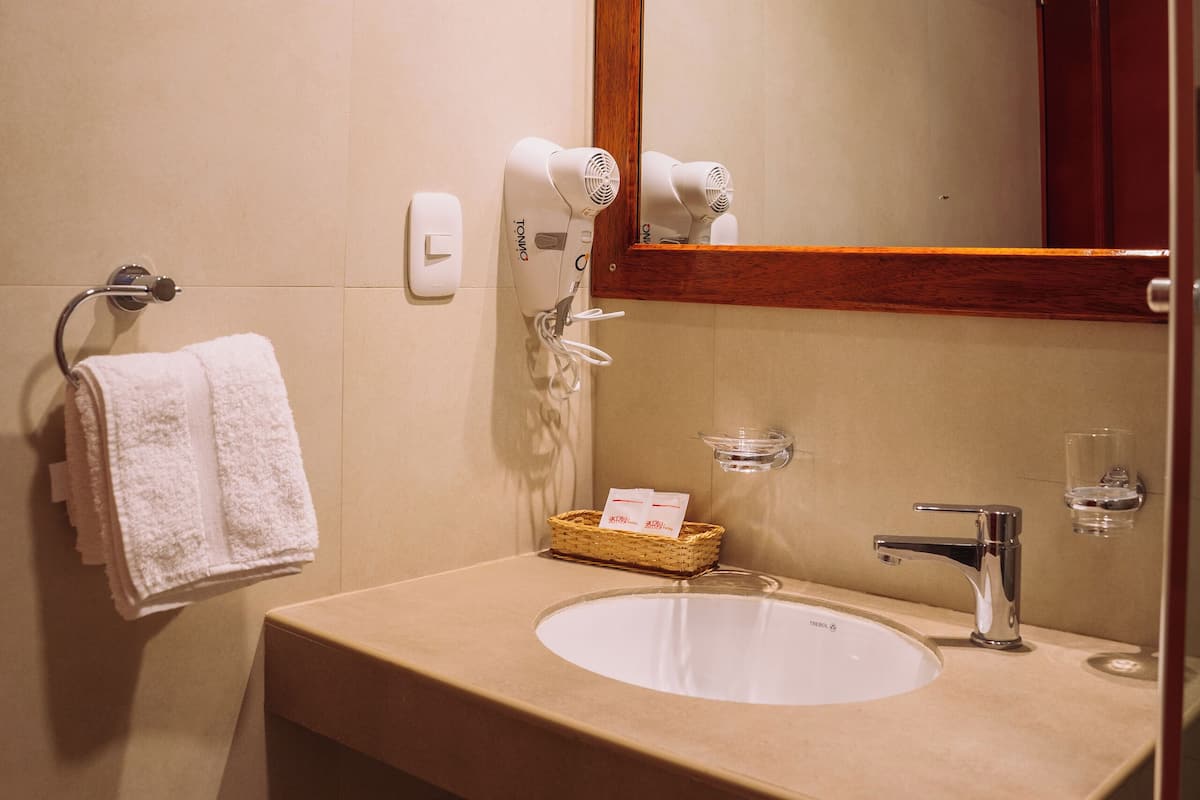 Habitación superior, balcón, vista al jardín | Baño | Regadera, secadora de cabello, toallas, jabón