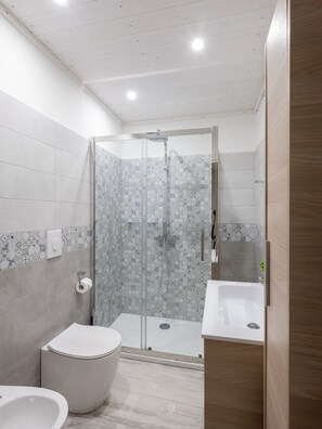 Sèche-cheveux, serviettes fournies