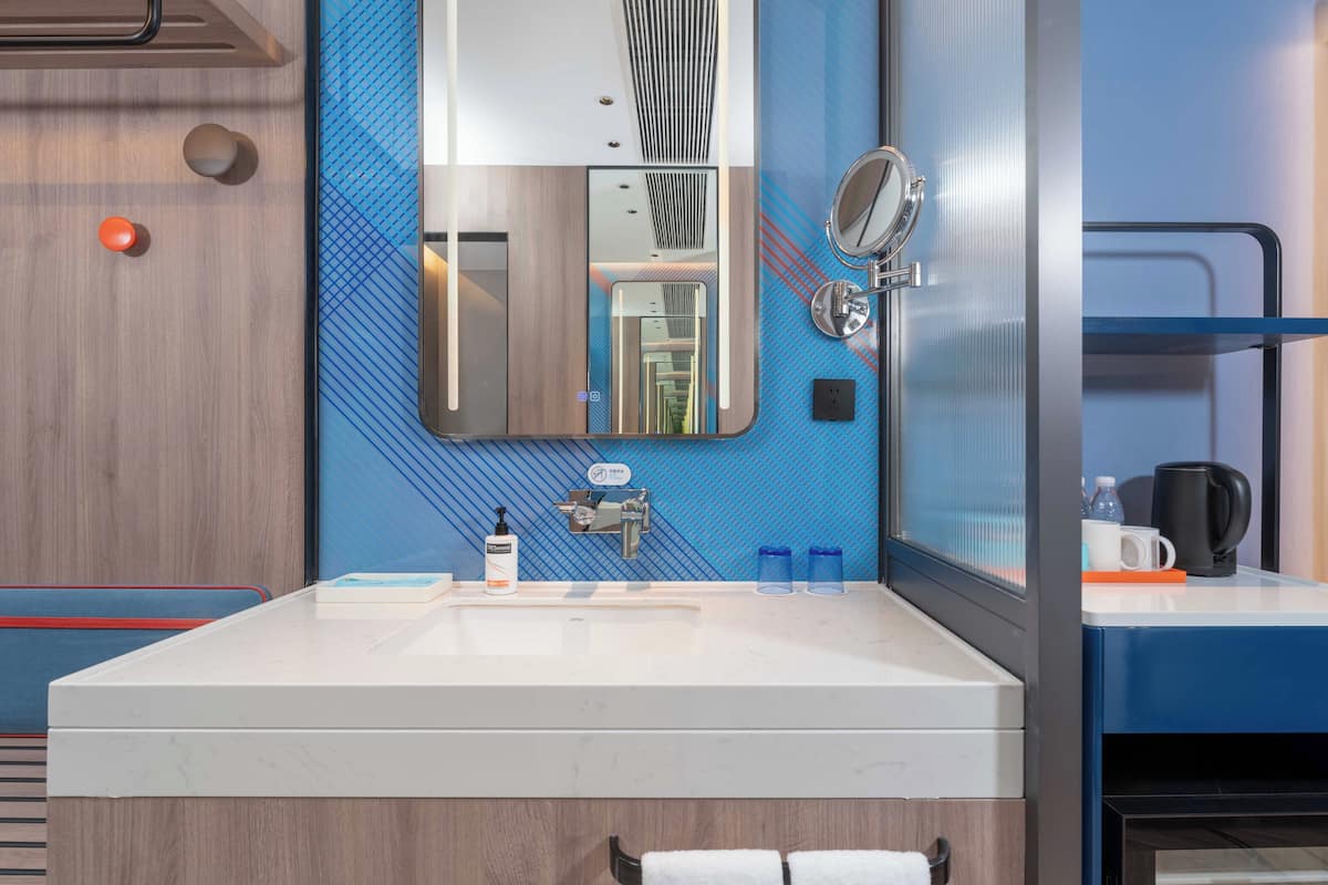 Standard Room, 1 King Bed (Minifridge, High Floor)