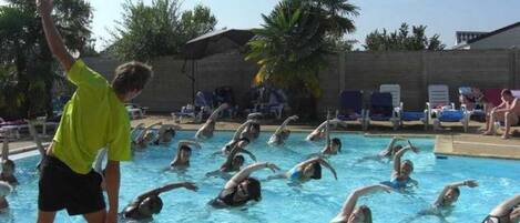 Innendørsbasseng og et oppvarmet basseng