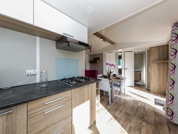 Fridge, microwave, stovetop