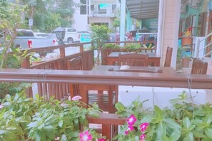 Outdoor dining - Anny Guesthouse (Phuket)