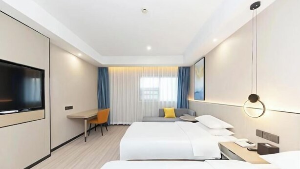 A modern hotel room with two beds, a desk, a TV, and a large mirror. - Huali Hotel (Kunshan Golden Eagle International Shopping Center) (Kunshan)