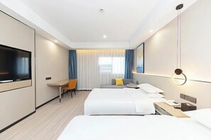 A modern hotel room with two beds, a desk, a TV, and a large mirror. - Huali Hotel (Kunshan Golden Eagle International Shopping Center) (Kunshan)