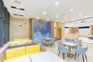 A modern hotel lobby with seating areas, a large abstract painting, and a reception desk. - Huali Hotel (Kunshan Golden Eagle International Shopping Center) (Kunshan)