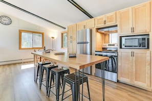 Fridge, microwave, oven, stovetop - Lake Huron Waterfront Escape: Kayak, Fish & Swim (De Tour Village)
