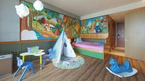 A children's room with a bunk bed, a play tent, a small table, and a rocking chair. - Steigenberger Nanchang Sunac (Nanchang)