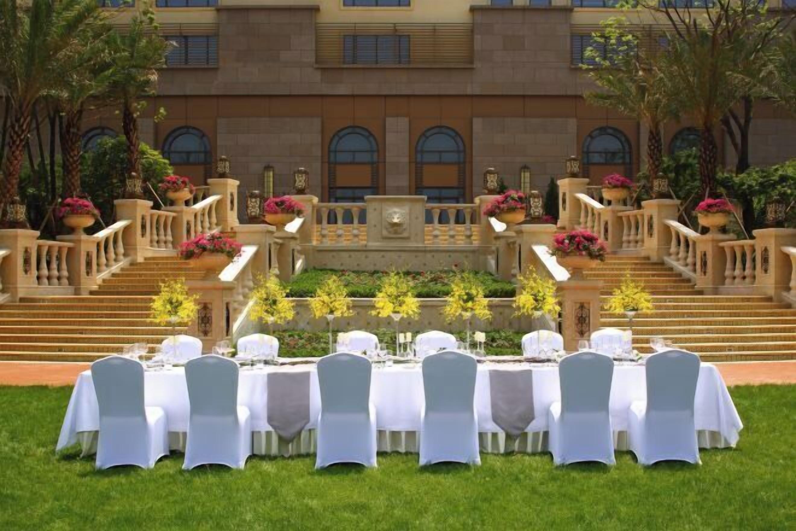 زفاف داخل الفندق