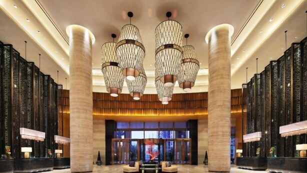 A spacious lobby with a modern chandelier, a reception desk, and a seating area. - Steigenberger Nanchang Sunac (Nanchang)