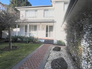 Exterior - SERENITY STAYS: Best price for value - 5 min from beach, cafes and racecourse (Mount Martha)