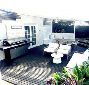 Outdoor dining - SERENITY STAYS: Best price for value - 5 min from beach, cafes and racecourse (Mount Martha)