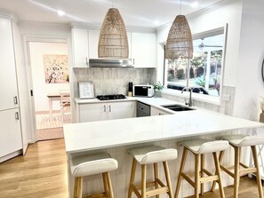 Fridge, microwave, oven, stovetop - SERENITY STAYS: Best price for value - 5 min from beach, cafes and racecourse (Mount Martha)