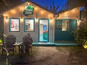 Vista frontal de la propiedad