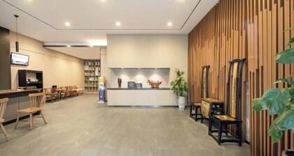 Yijia Baiyun Hotel