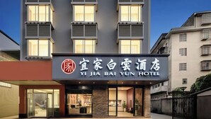 Un hôtel doté d’une façade moderne, de grandes fenêtres et d’une entrée imposante.