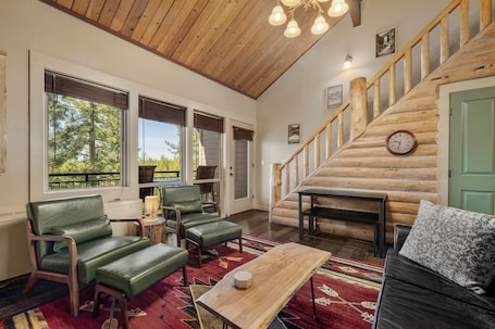 Smart TV, fireplace. Cozy Cabin in the Pines- 2bd/2br + amenities galore! Closest lodging to Bachelor