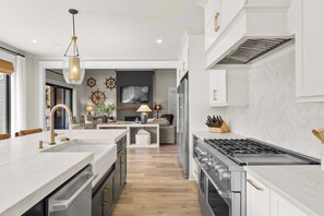 House (5 Bedrooms) | Interior