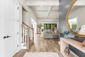 House (5 Bedrooms) | Interior