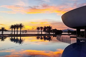 Outdoor pool - Island Skylight Resort (Huidong)
