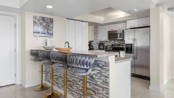 Refrigerador, microondas, lavavajillas y tostadora