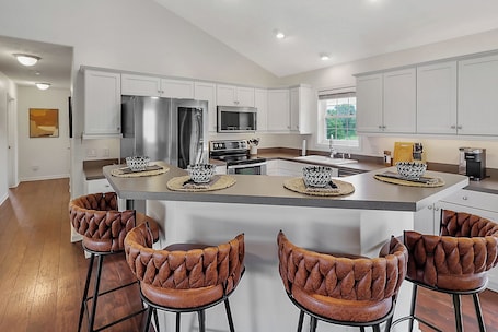 Fridge, microwave, oven, stovetop. Spacious 5BD - UNL 5mins - BBQ, Games & Backyard