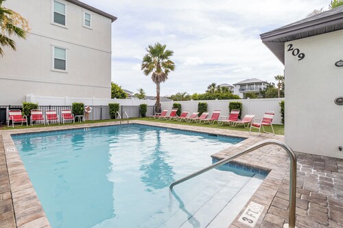 Sungazer Chateau by Avantstay Short Walk to the Beach + Pool Access