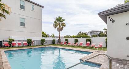 Sungazer Chateau by Avantstay Short Walk to the Beach + Pool Access