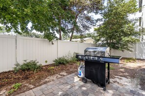 BBQ/picnic Area - Sungazer Chateau by Avantstay Short Walk to the Beach + Pool Access (Miramar Beach)