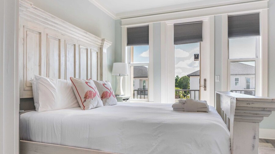 Sungazer Chateau by Avantstay Short Walk to the Beach + Pool Access