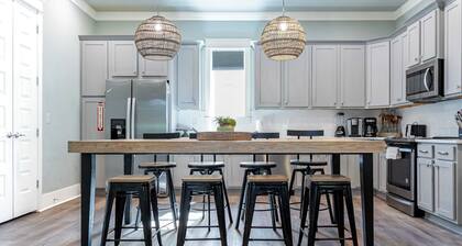 Sungazer Chateau by Avantstay Short Walk to the Beach + Pool Access