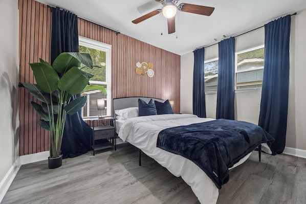 4 bedrooms, iron/ironing board, WiFi, bed sheets