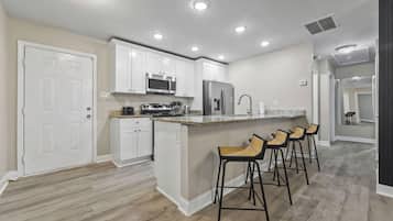 Micro-ondas, fogão, lava-louças