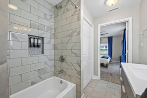 Hair dryer, towels, soap, shampoo - 4 Bedroom Home Near Mercedes-Benz Stadium Perfect 4 World Cup (Atlanta)