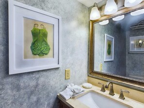 Condo, 1 King Bed with Sofa bed, Balcony, Beach View (Lei Lani T102) | Bathroom | Combined shower/bathtub, towels